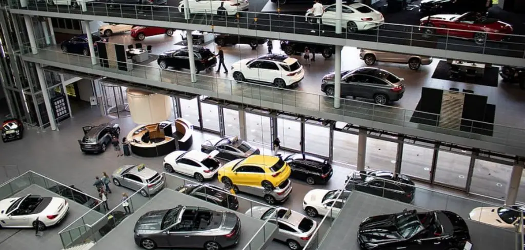 ¿Puede un centro de distribuidores vender un automóvil sin título?