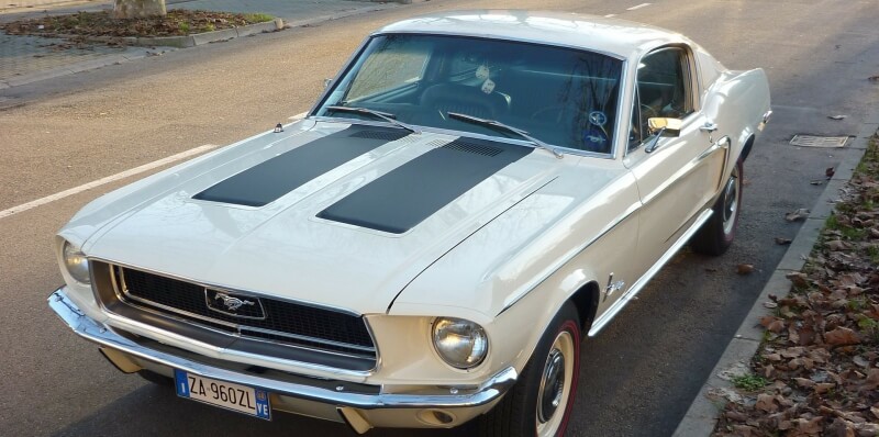 Ford Mustang blanco clásico
