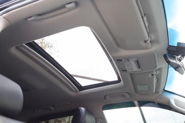 Abra la escotilla en el techo del automóvil desde el interior