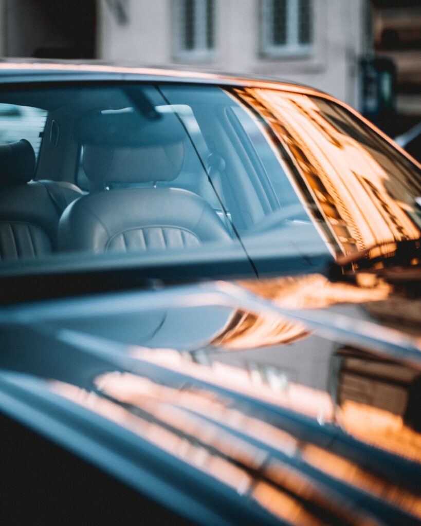 Reflexión sobre el parabrisas de un coche Jaguar